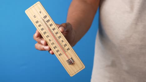 sujetar a mano las herramientas de medición de temperatura,