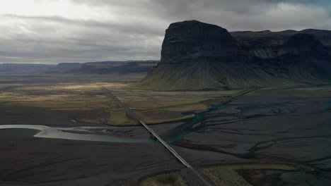 Coche-Pasando-El-Puente-Por-La-Carretera-Número-1-Cerca-De-La-Montaña-Lomagnupur-En-El-Sur-De-Islandia