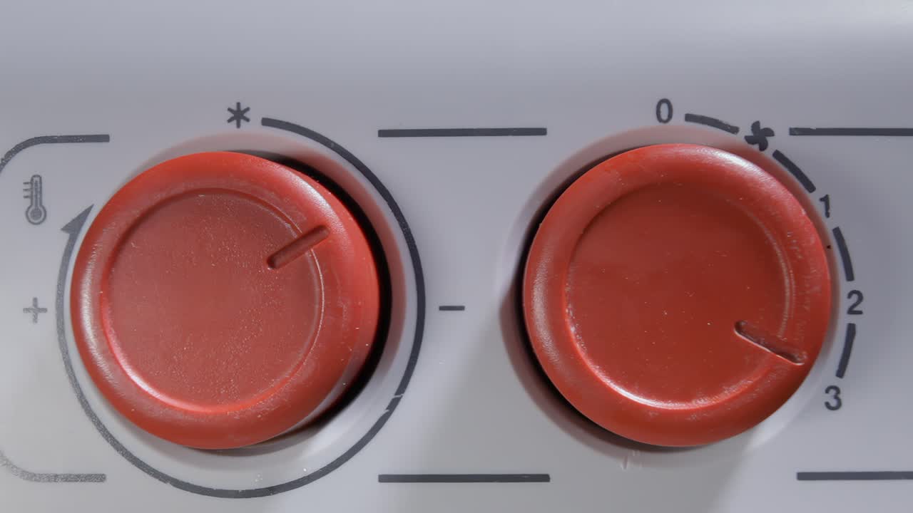 tomada de primer plano: una mano ajustando