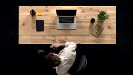 joven está trabajando en la computadora portátil y saliendo durante el día, concepto de trabajo, concepto de oficina, concepto de comunicación, top shot