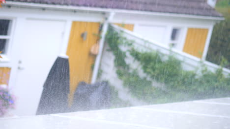 lluvia de verano fuera del jardín