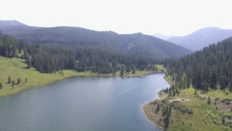 El-Dron-Retrocede-Y-Revela-Más-Del-Hermoso-Lago