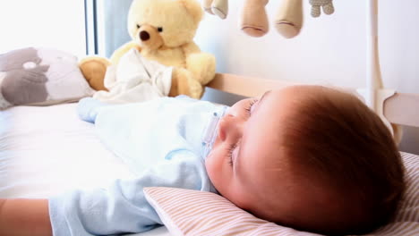 un bebé durmiendo en la cuna
