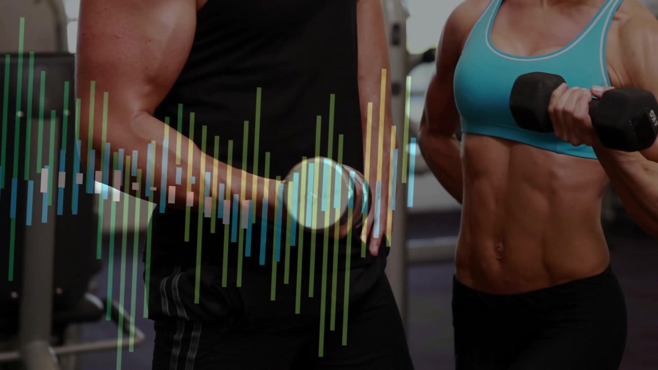 Hombre sujetando una mancuerna de gimnasio iniciando una forma de onda de audio pulsante mientras una mujer se une sincronizando flexiones de bíceps