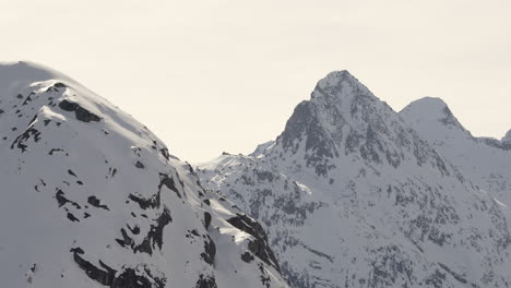 Montaña-Cubierta-De-Nieve-En-Suiza