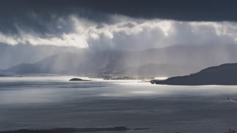 un lapso de tiempo de las nubes tormentosas que pasan sobre el fiordo