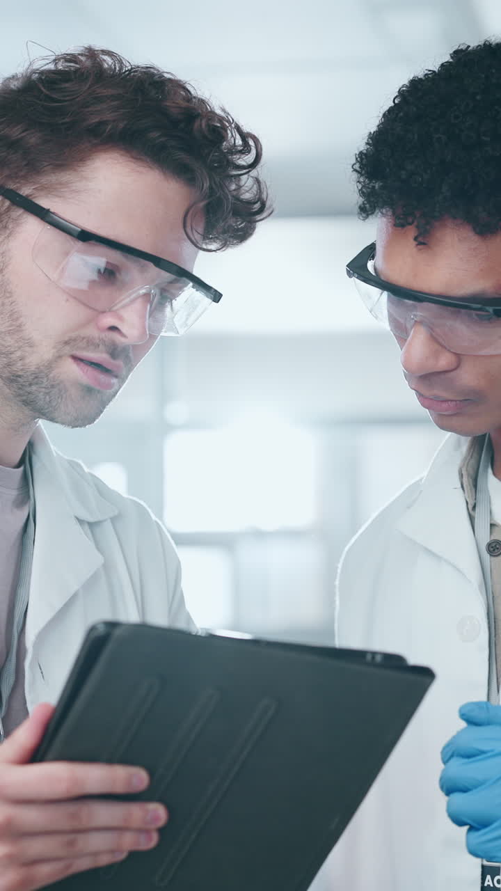 Scienziati che collaborano in laboratorio
