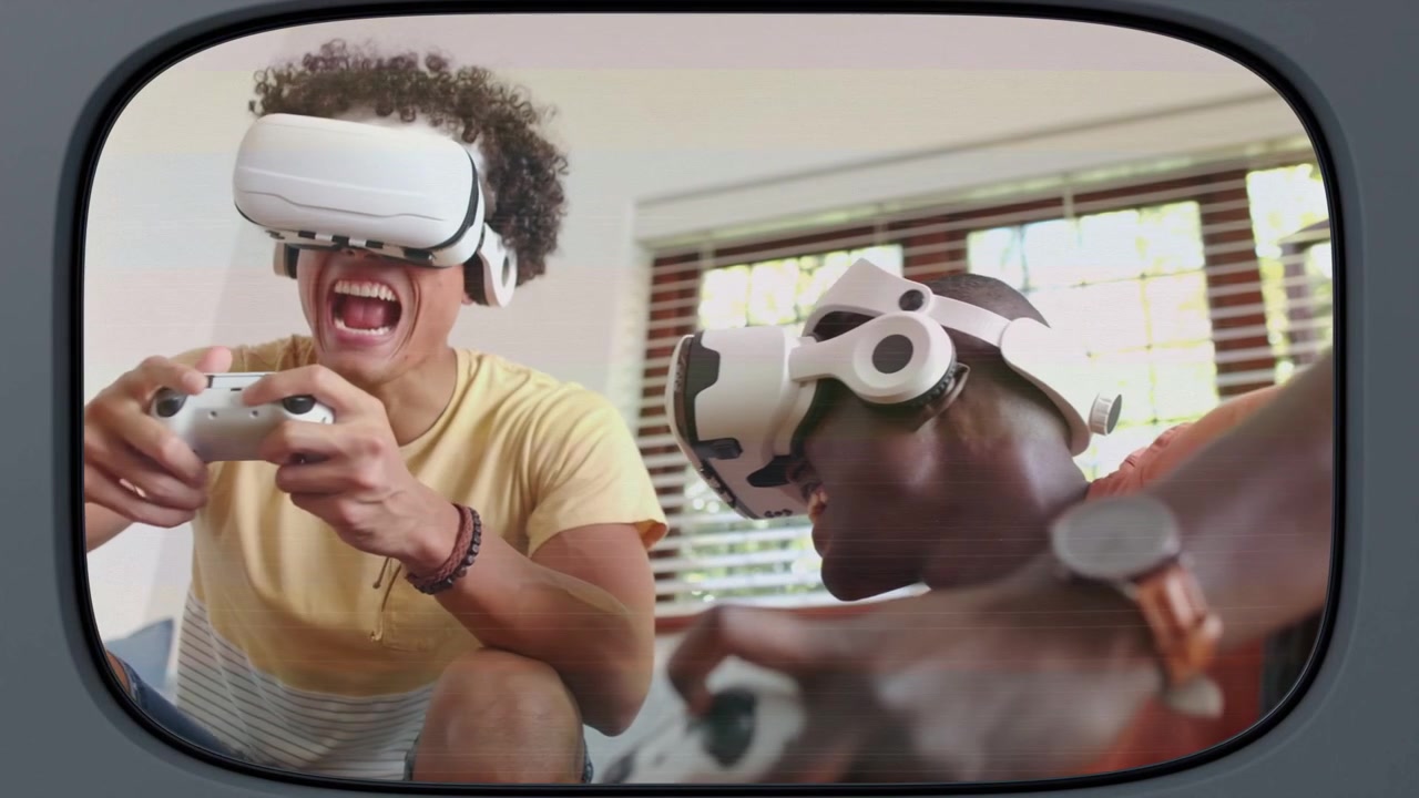 Due uomini che indossano visori VR giocano premendo i controller, con una sovrapposizione dello schermo che mostra l'HUD di gioco, ridendo.