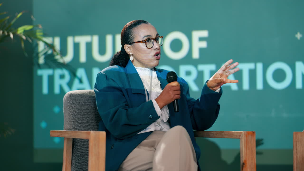 プレゼンテーションをしている女性