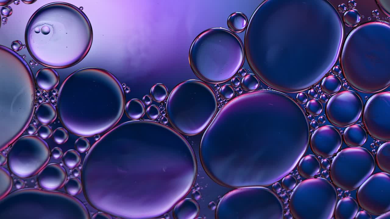 추상적인 다채로운 음식 기름 방울 거품과 구가 흐르고