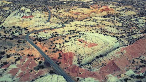 Vista-Por-Drones-De-La-Carretera-Asfaltada-Que-Atraviesa-El-Valle-Arenoso-En-Utah