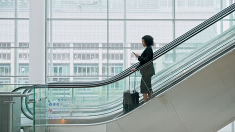 Rolltreppe,-Telefon-Und-Eine-Geschäftsfrau-Mit-Gepäck