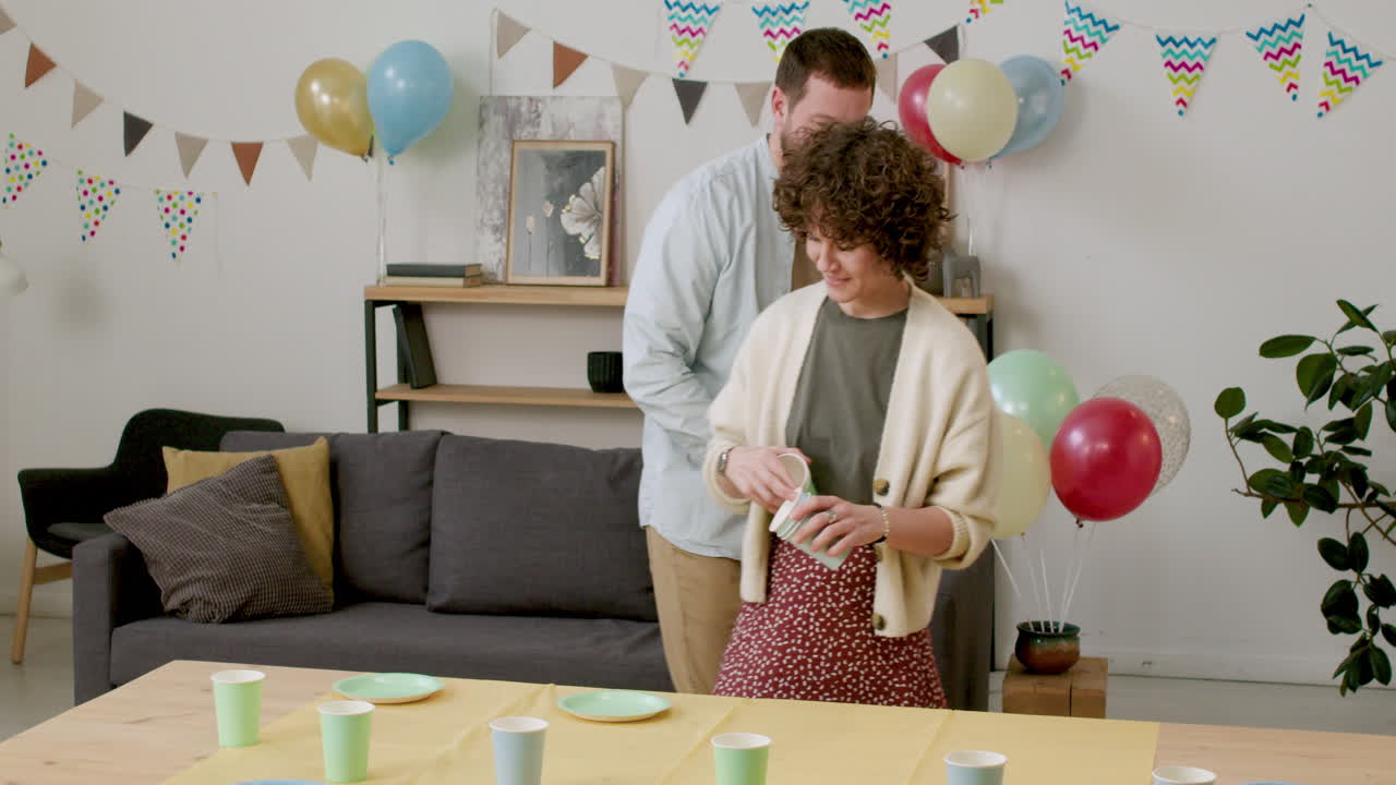 커플이 테이블을 세우고