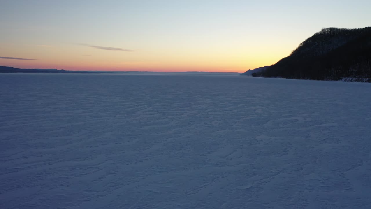 해가 뜨고 해가 지면 얼어붙은 강