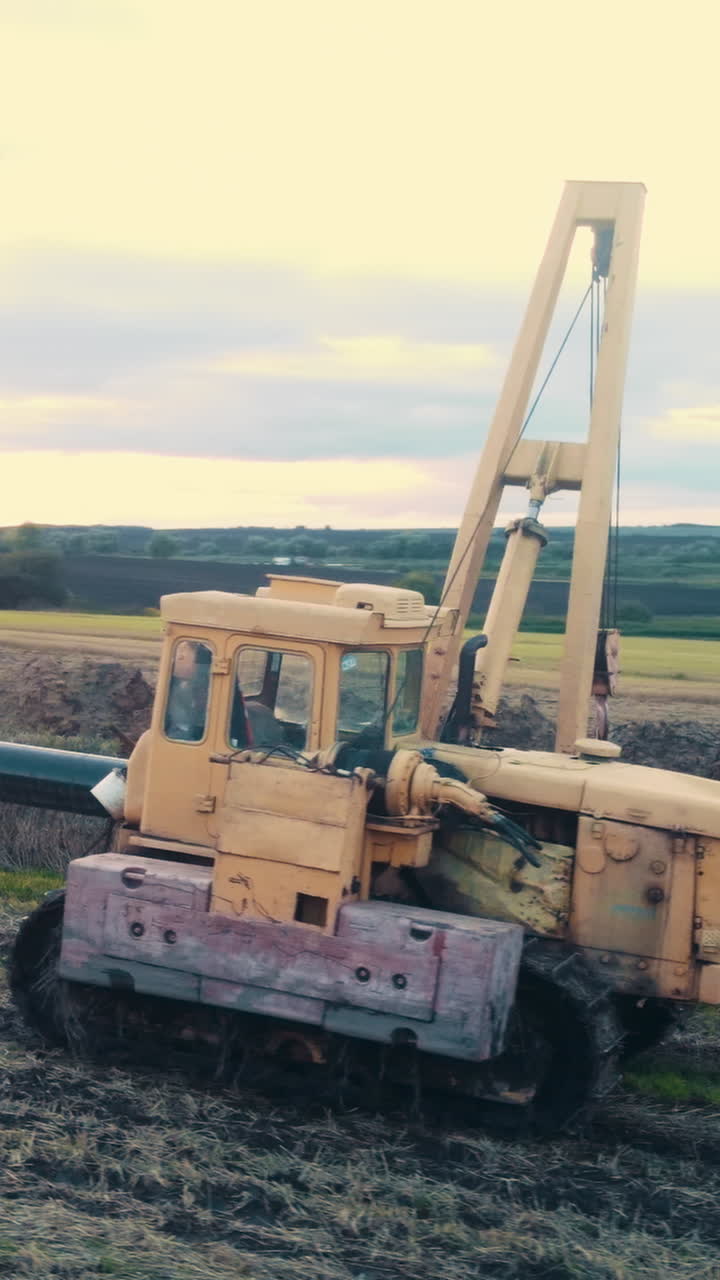 Pipeline construction tractor
