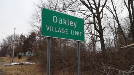 señal de tráfico del límite del pueblo de oakley michigan