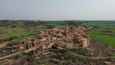 Hermosa-Vista-Del-Pueblo-Y-Del-Castillo-De-Florejachs-En-La-Colina