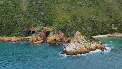 reserva natural de leito de penas com cavernas marinhas icônicas - cabeças de knysna, rota do jardim