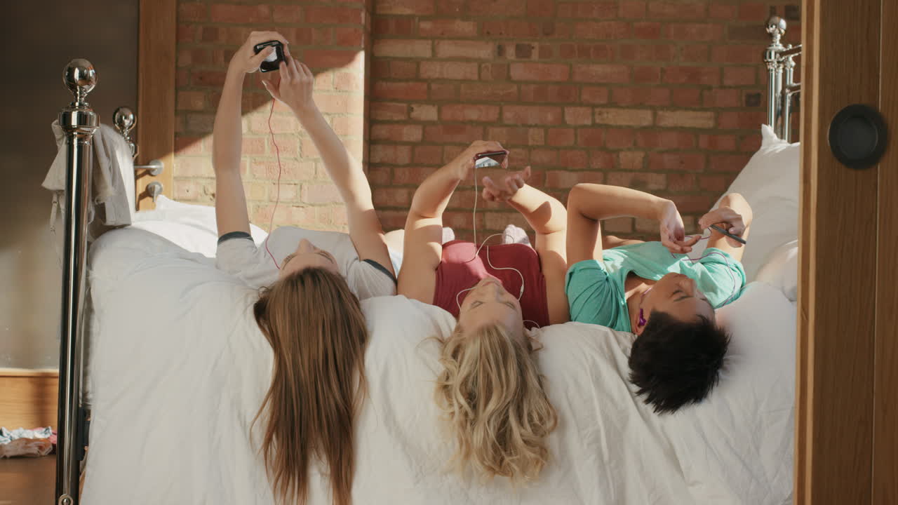 amigos pasando el rato en casa usando tecnología teléfono inteligente