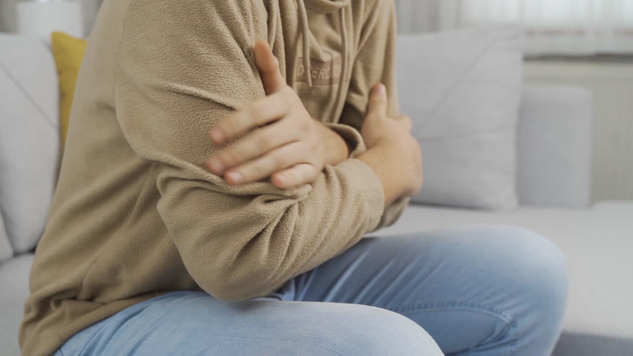 el joven frío está tratando de calentarse.