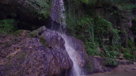 Una-Pequeña-Cascada-En-Un-Bosque