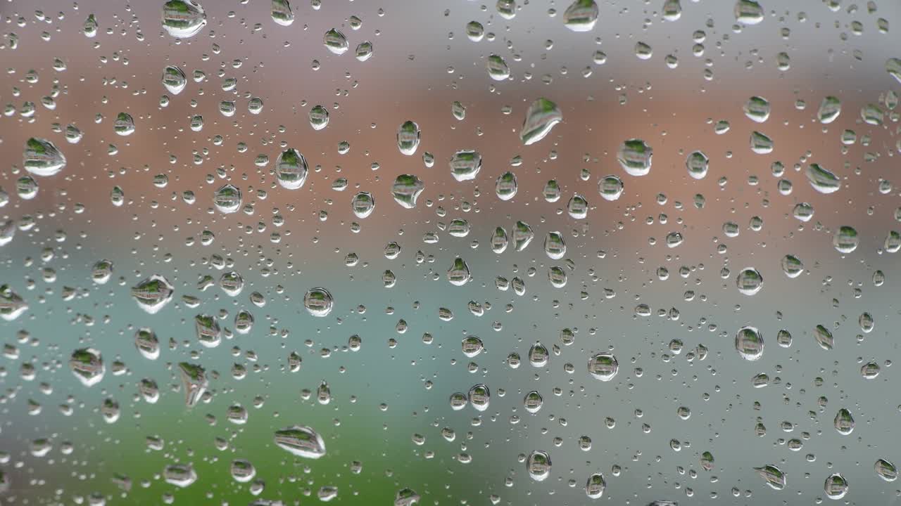 방울을 가진 유리 창 기상 매크로 4k 비디오