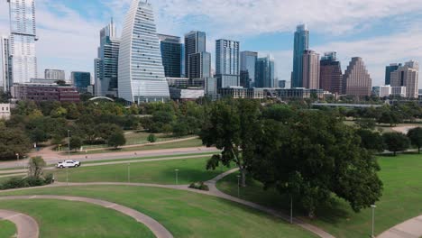 Vista-Aérea-Del-Horizonte-De-La-Ciudad-De-Austin,-Texas,-En-Un-Perfecto-Día-Soleado-De-Otoño,-Orillas-Del-Auditorio-Y-Lago-De-La-Ciudad-En-Primer-Plano-4k-Drone