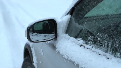 ventana helada del coche durante el duro invierno