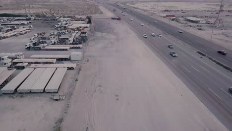 Patio-De-Vehículos-Industriales-Con-Carretera-Del-Desierto