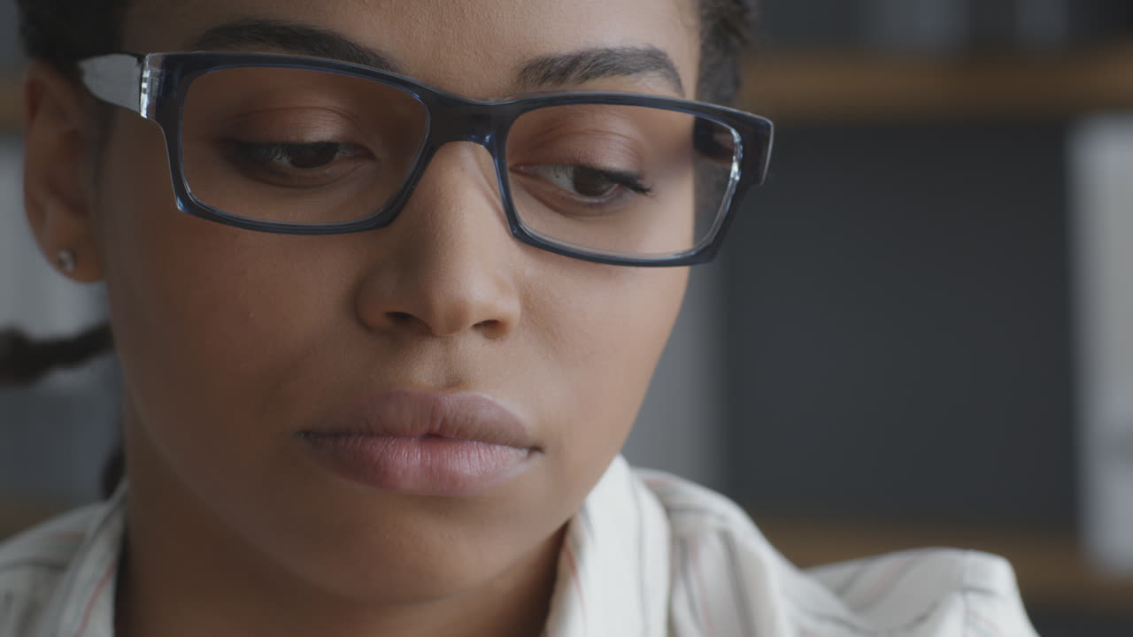 primer plano de una mujer con gafas