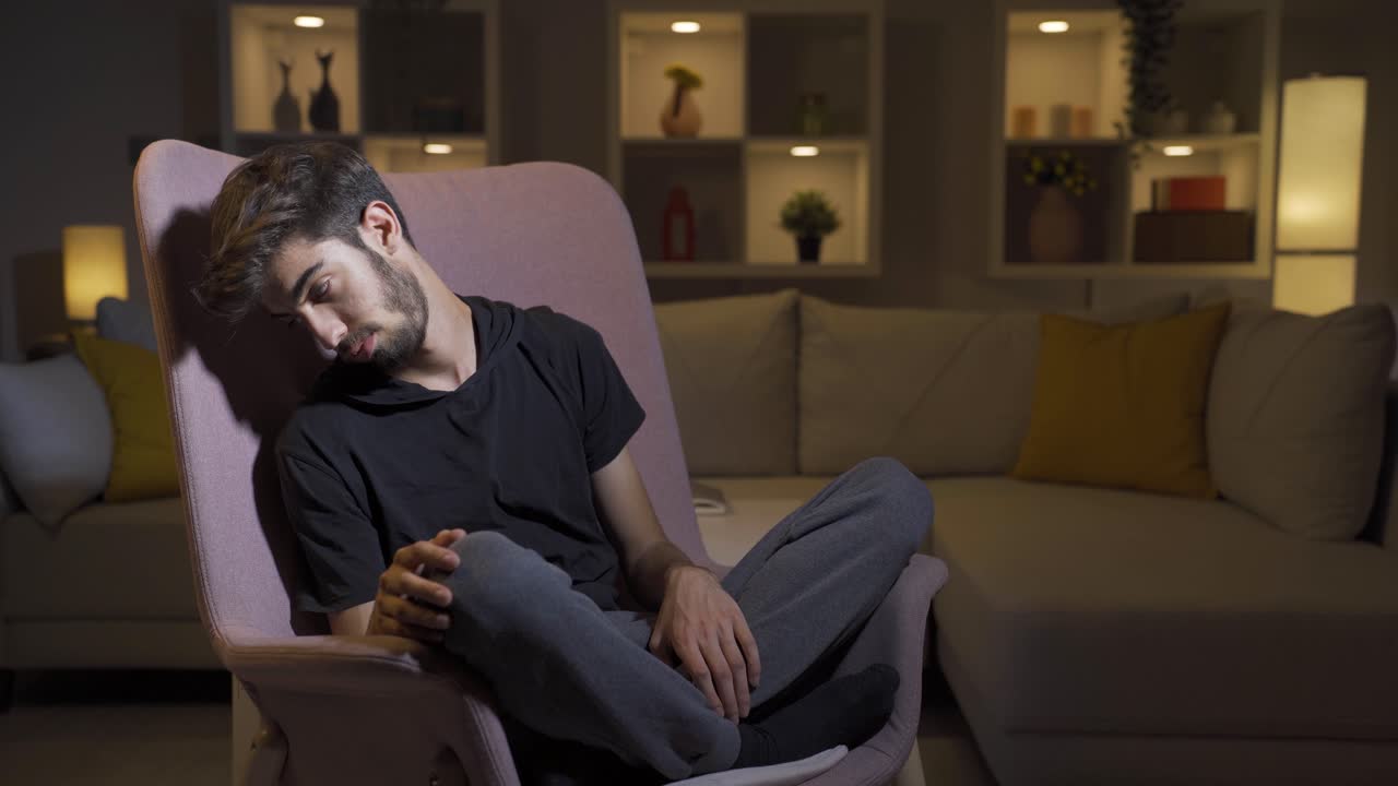 Hombre deprimido solo en casa