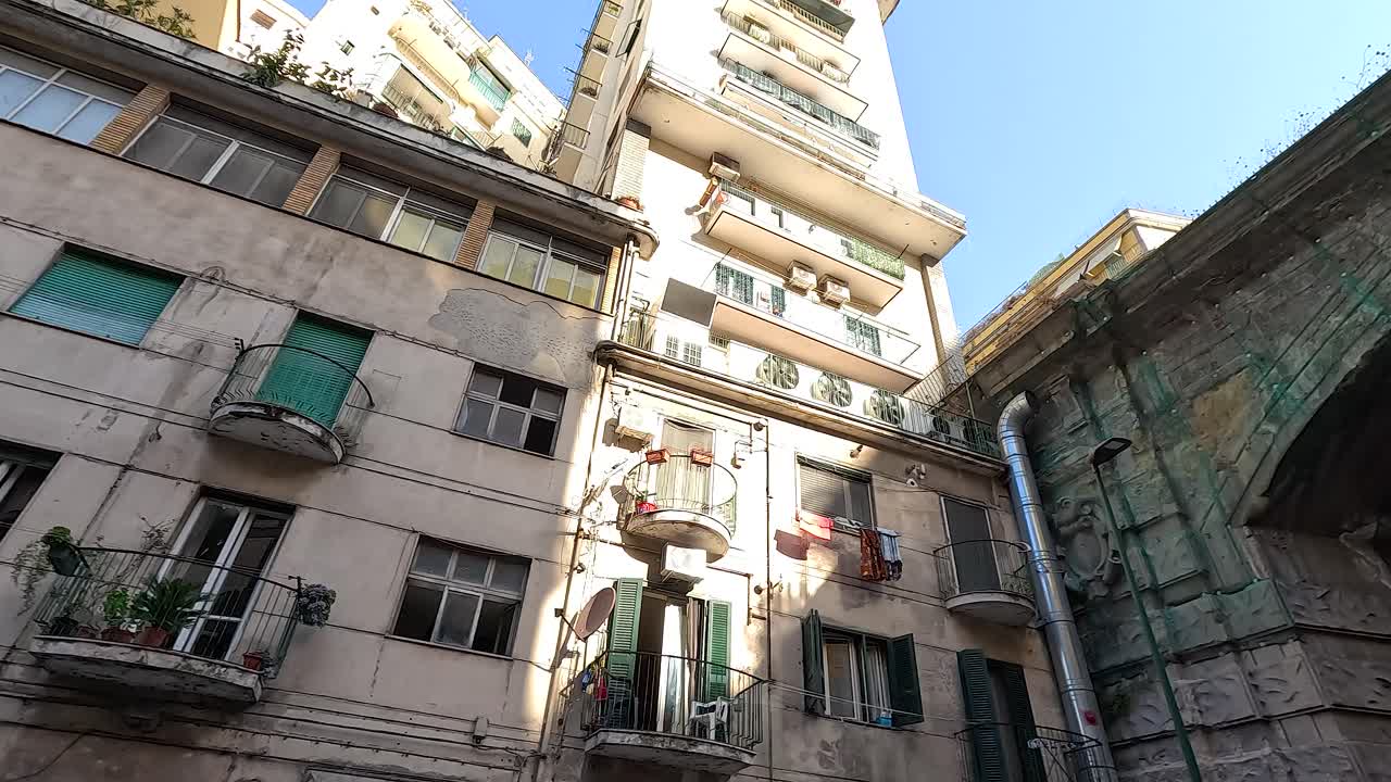 다리 와 주변 건물 들 의 모습