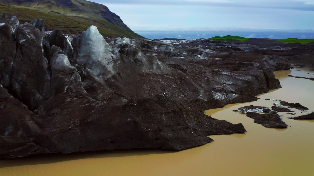 campo de hielo del glaciar svínafellsjökull en el sur de islandia - toma aérea de drones