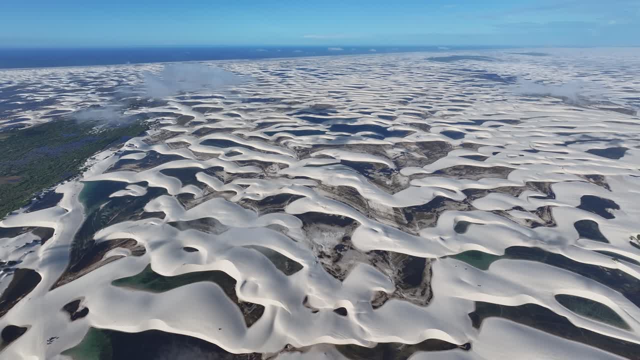 Skyline di Lençóis Maranhenses a Santo Amaro, nel Maranhão, Brasile. Paesaggio di laghi d'acqua dolce. Montagne di dune di sabbia. Skyline di Lençóis Maranhenses nel Maranhão. Viaggio turistico. Scena naturalistica. Sfondo spiaggia