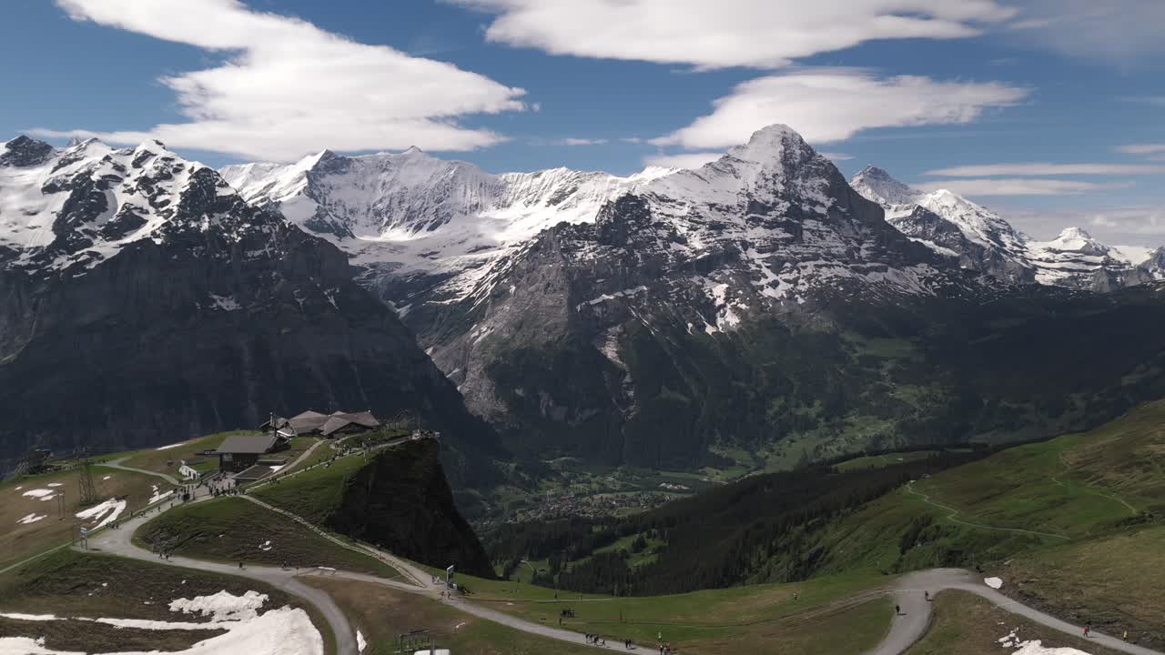 panorámica aérea que establece la vista panorámica de grindelwald primero, suiza