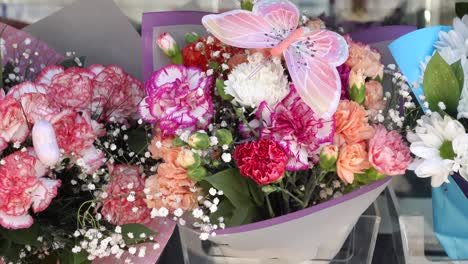 hermosa exhibición de ramos de flores