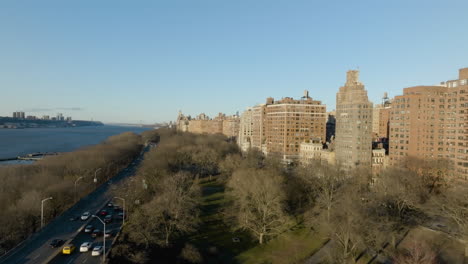 Aerial-view-of-the-Riverside-Park,-sunny-spring-morning-in-New-York,-USA---descending,-drone-shot