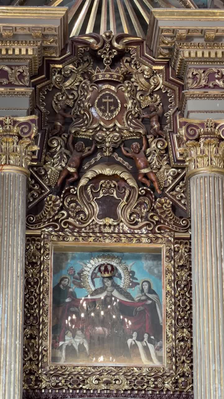 Chiesa di Tlalpujahua, altare sacro, dipinti religiosi e decorazioni dorate all'interno di un edificio cattolico storico in Messico, vista verticale