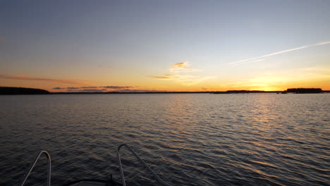 Vista-En-Cámara-Lenta-De-La-Impresionante-Puesta-De-Sol-En-La-Cubierta-Delantera-Del-Barco-En-Movimiento