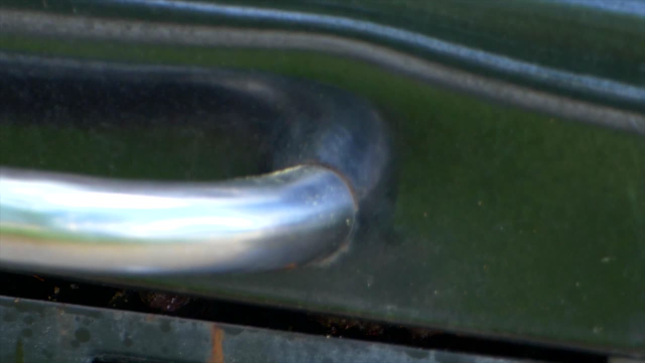 그릴 뚜껑이 슬로우 모션으로 닫히면 두껍고 육즙이 많은 립아이 스테이크 두 개가 덮입니다.