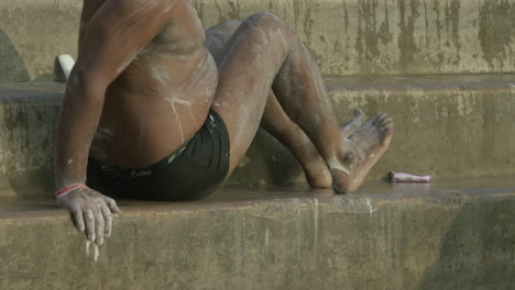 Un-Hombre-Polvoriento-Se-Frota-Los-Pies-En-Un-Escalón