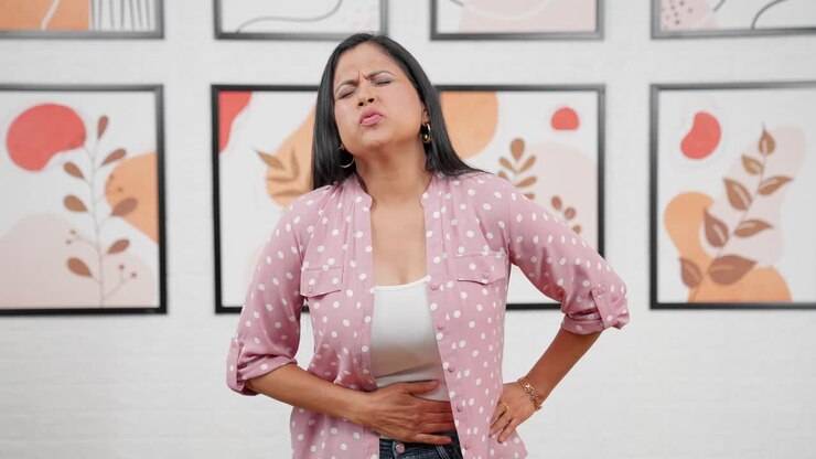 mujer india moderna con dolor de estómago