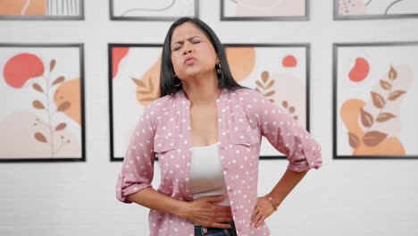 Moderne-Indische-Frau-Mit-Bauchschmerzen