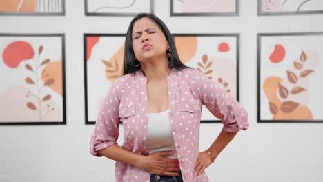 mujer india moderna con dolor de estómago