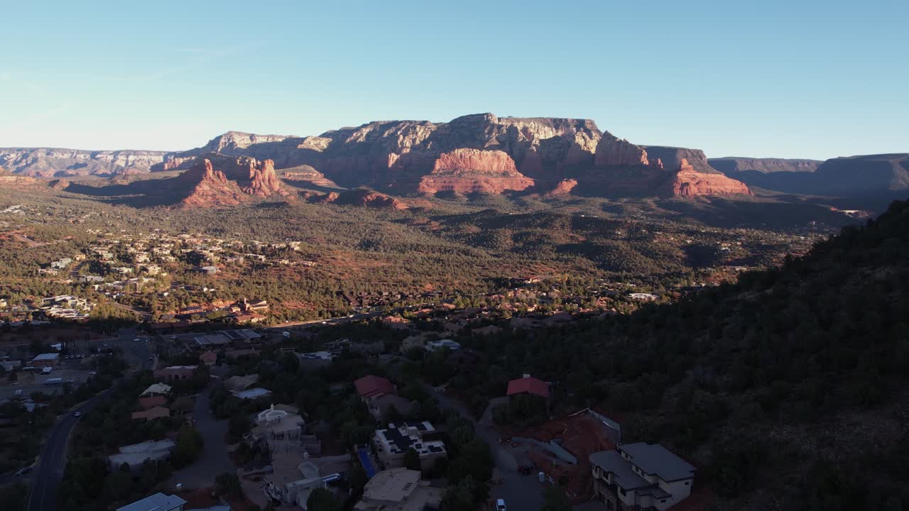 tomada de avión no tripulado de sedona, arizona, estados unidos en una mañana soleada, casas en el valle y formaciones de roca roja