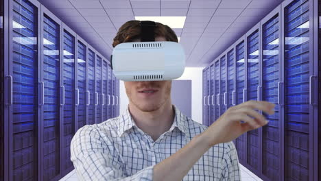 animación de un reloj moviéndose rápidamente sobre un hombre de negocios con auriculares vr por los servidores de la computadora en la sala de tecnología