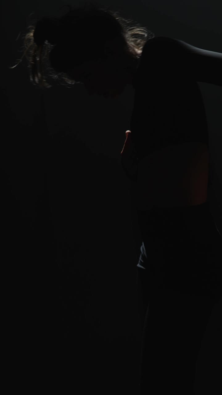 mujer con ropa negra bailando