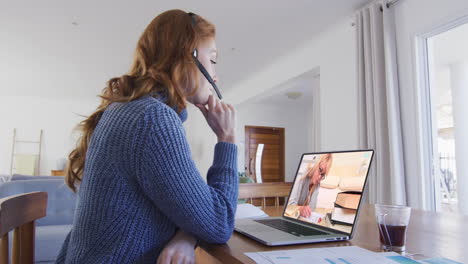 Profesora-Caucásica-Usando-Una-Computadora-Portátil-Y-Un-Auricular-De-Teléfono-En-Una-Videollamada-Con-Una-Estudiante