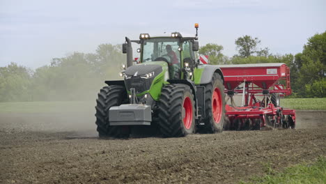 Traktor-Und-Feld.-Ackerschlepper-Mit-Anhängersämaschine,-Der-Landwirtschaftliches-Feld-Sät