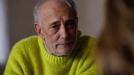 hombre anciano en conversación